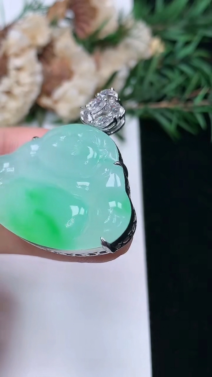 天然A货翡翠佛公吊坠，尺寸24-34.3-10，重量:13.86g
3月25日