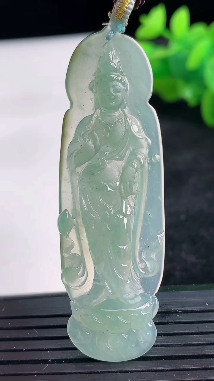 天然A货翡翠观音菩萨吊坠尺寸60.1-18.8-4.2重量:8.09g
3月25日