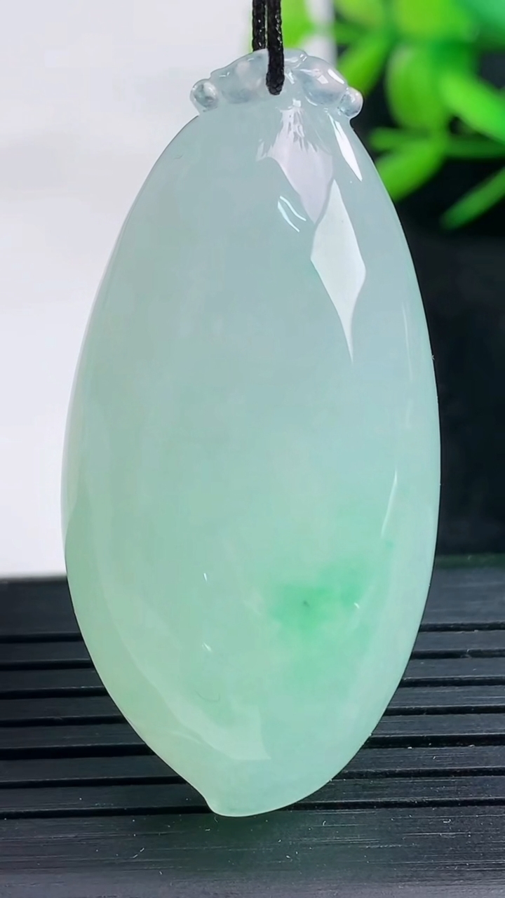 天然A货翡翠福瓜吊坠尺寸46.9-23.1-12.3重量:23.00g
3月25日