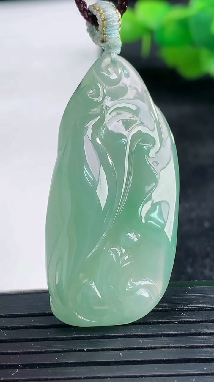 天然A货翡翠无相佛吊坠尺寸43.1-20.4-8重量:11.06g
3月25日