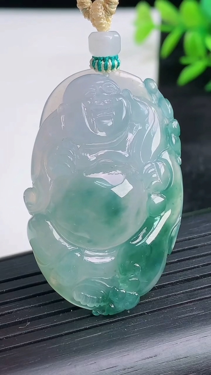 天然A货翡翠冰种飘花布袋佛吊坠尺寸43.4-28.5-8.8重量:17.88g
3月25日