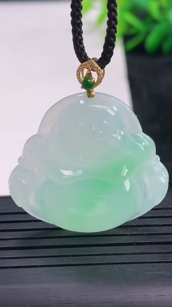 天然A货翡翠佛公吊坠尺寸30.3-32.4-5.9重量:9.27g
3月25日