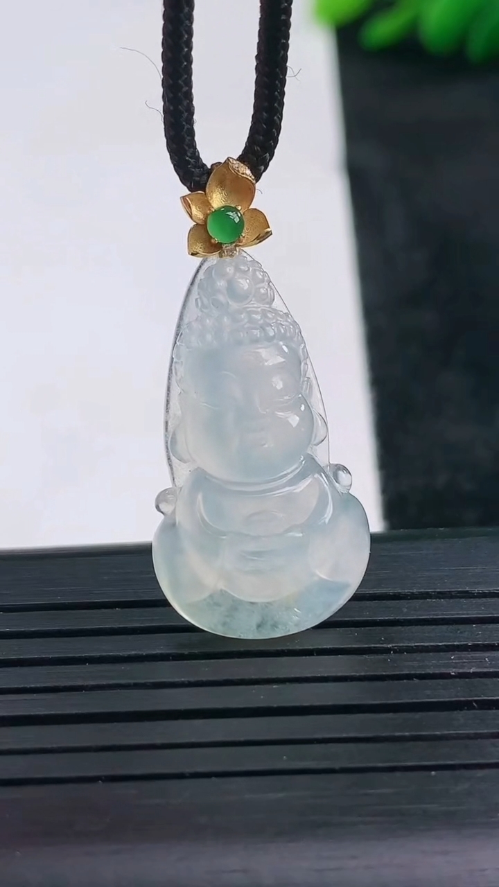 天然A货翡翠种白冰弥勒佛吊坠尺寸28.5-15.4-6.7重量:4.30g
3月25日
