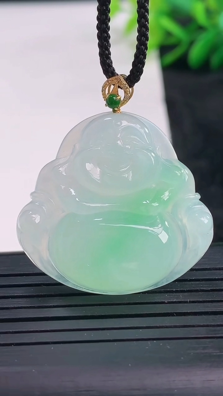 天然A货翡翠佛公吊坠尺寸30.3-32.4-5.9重量:9.27g
3月25日