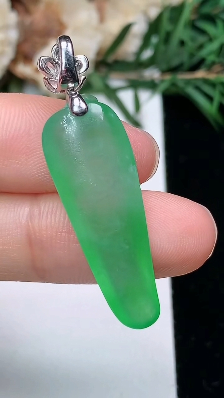 天然A货翡翠福瓜吊坠，尺寸29.8-11-6，重量:4.04g
3月25日