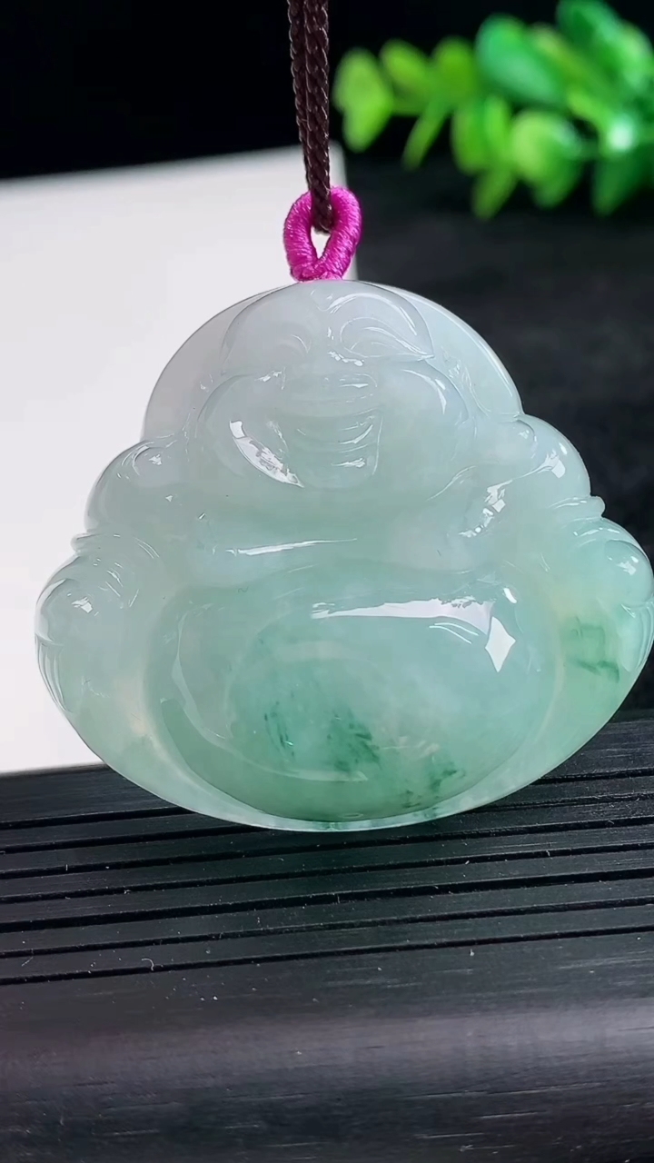 天然A货翡翠飘花佛公吊坠尺寸41.1-46-11.9重量:34.91g
3月25日