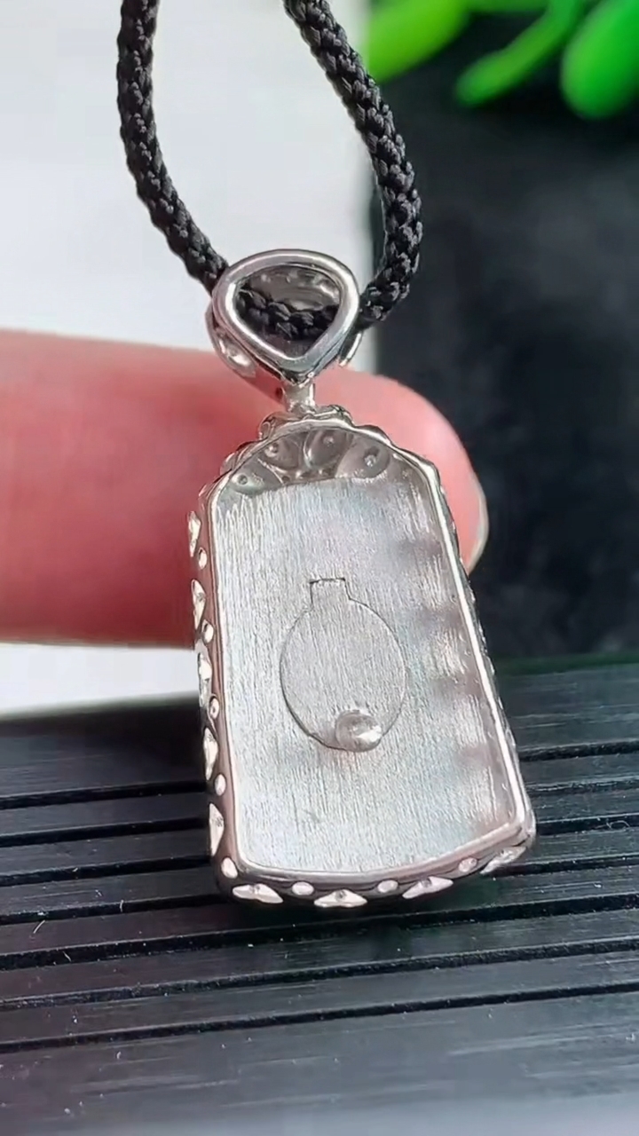 天然A货翡翠无事牌吊坠尺寸30.8-14.4-6.3裸石18.8-12.7重量:3.21g
3月25日