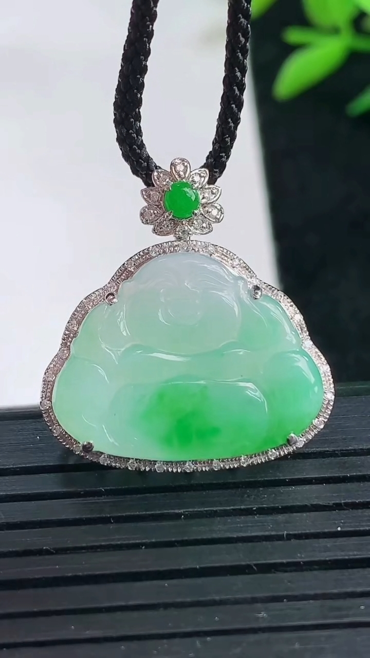 天然A货翡翠佛公吊坠尺寸24.5-22.9-6.1裸石15.8-20.5重量:2.38g
3月25日