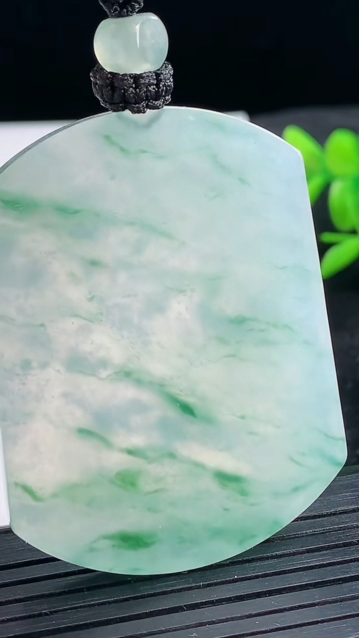 天然A货翡翠种飘花无事牌吊坠尺寸52.2-39.4-4.6重量:32.53g
3月25日