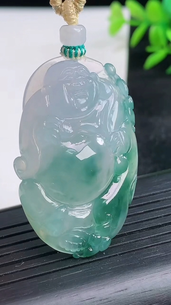 天然A货翡翠冰种飘花布袋佛吊坠尺寸43.4-28.5-8.8重量:17.88g
3月25日