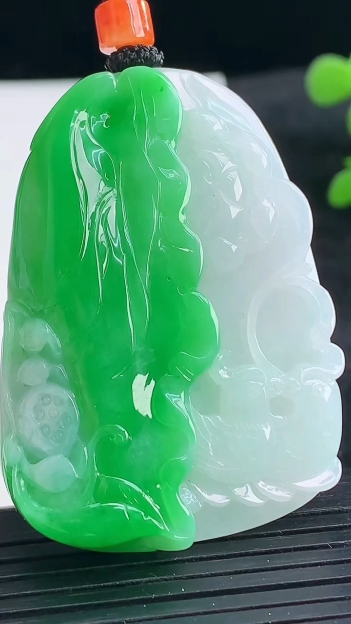 天然A货翡翠和和美美 荷花吊坠尺寸49.6-34.9-8.7重量:31.23g
3月25日