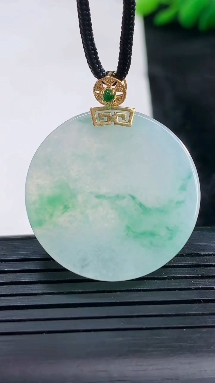 天然A货翡翠种飘花无事牌吊坠尺寸29.2-4.4重量:10.42g
3月25日