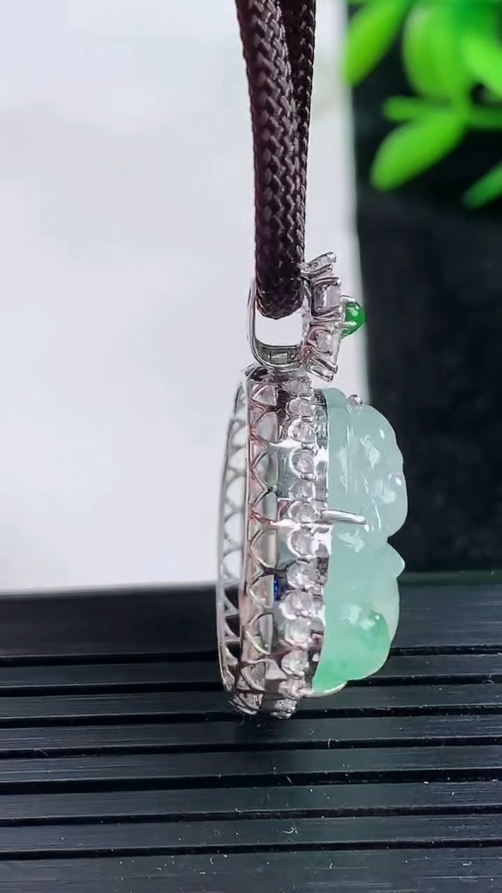 天然A货翡翠佛公吊坠尺寸28.4-24-10.6裸石18.1-20.2重量:6.55g
3月25日