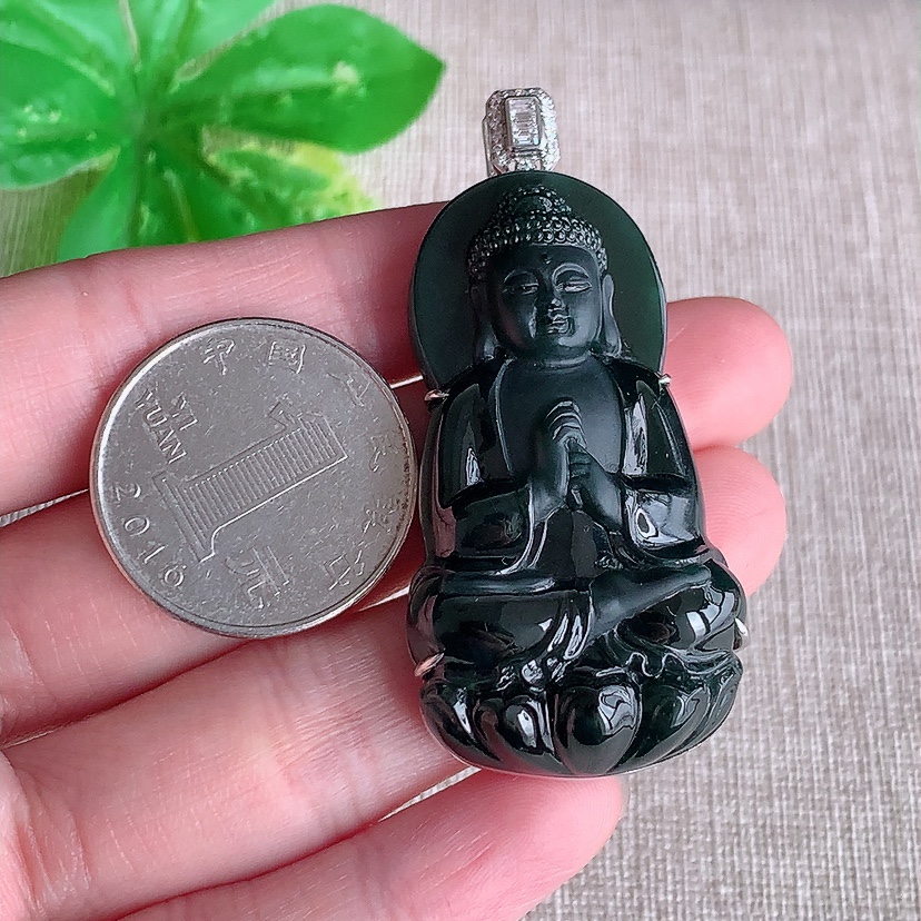 天然A货翡翠18K金伴钻镶嵌墨翠大日如来吊坠 打灯全透 
尺寸55-47-25.5-10.3mm 重量24.66g 0324
