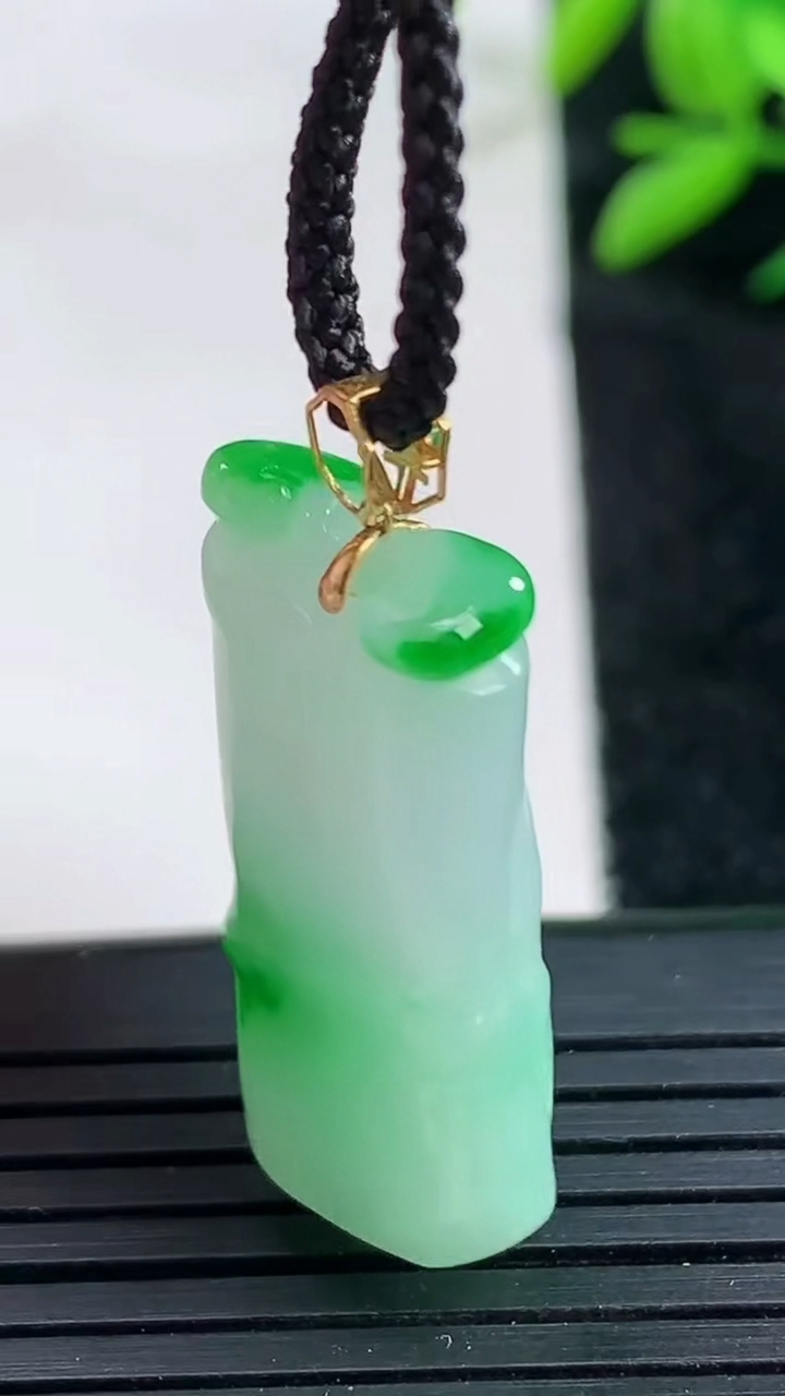 天然A货翡翠节节高升 竹节吊坠尺寸28.3-12.8-7.2重量:6.87g
3月25日