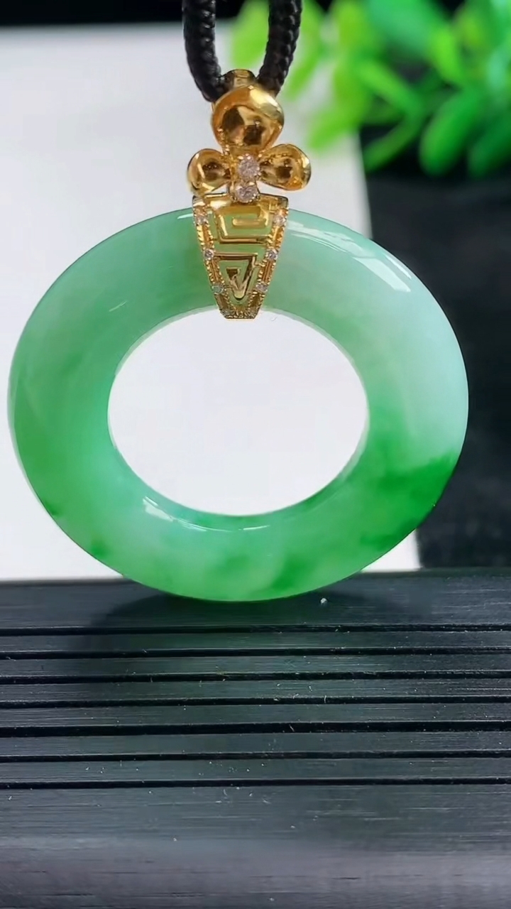 天然A货翡翠平安环吊坠尺寸33.6-5.7重量:10.79g
3月25日