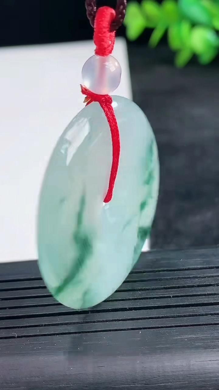 天然A货翡翠冰种飘花平安扣吊坠尺寸37-5.7重量:17.30g
3月25日