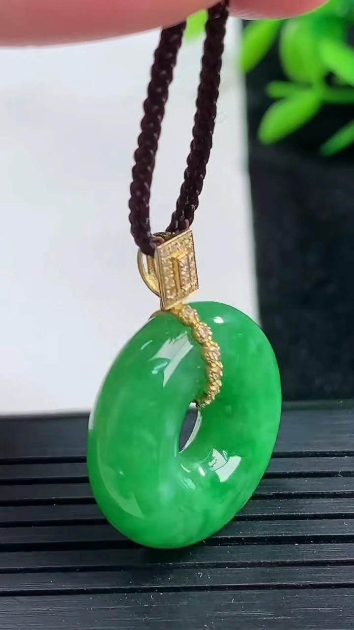 天然A货翡翠平安扣吊坠尺寸21.4-6.8重量:6.83g
3月25日