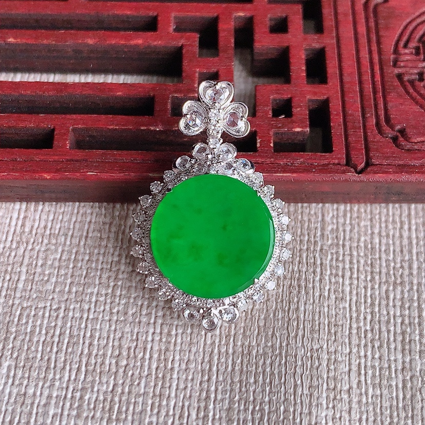 天然A货翡翠18K金伴钻阳绿无事牌吊坠 
尺寸27.3-17.7-8.6裸石12.6mm 重量3.83g 0324