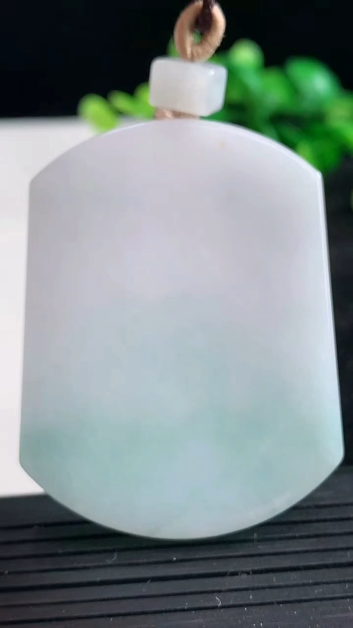 天然A货翡翠无事牌吊坠尺寸54.1-41.5-6重量:40.63g
3月25日