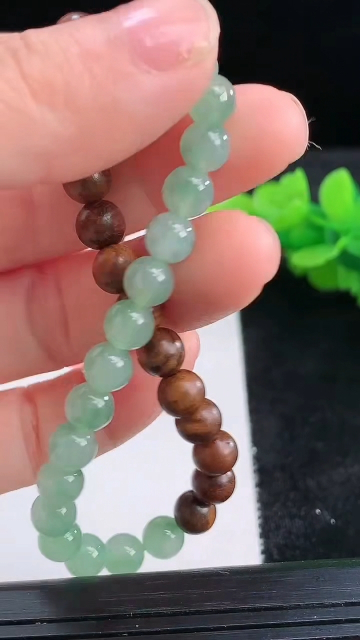 天然A货翡翠檀香圆珠手串尺寸5.7重量:7.77g3月25日
工厂直销收藏佳品,种好水足，色泽均匀，有种有色，上手高大气！