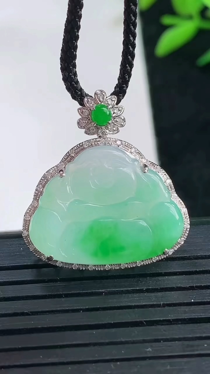 天然A货翡翠佛公吊坠尺寸24.5-22.9-6.1裸石15.8-20.5重量:2.38g
3月25日