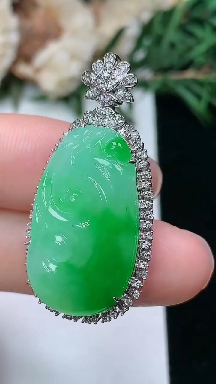 天然A货翡翠如意吊坠，尺寸35.4-17.3-9.6，裸石24.4-14.2，重量:7.00g
3月25日