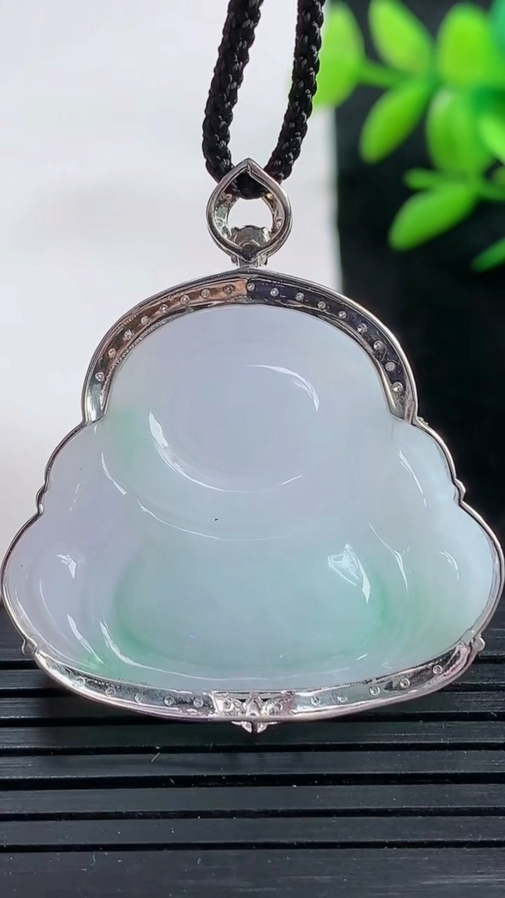 天然A货翡翠佛公吊坠尺寸38.8-27-33.8-9.3重量:11.15g
3月25日