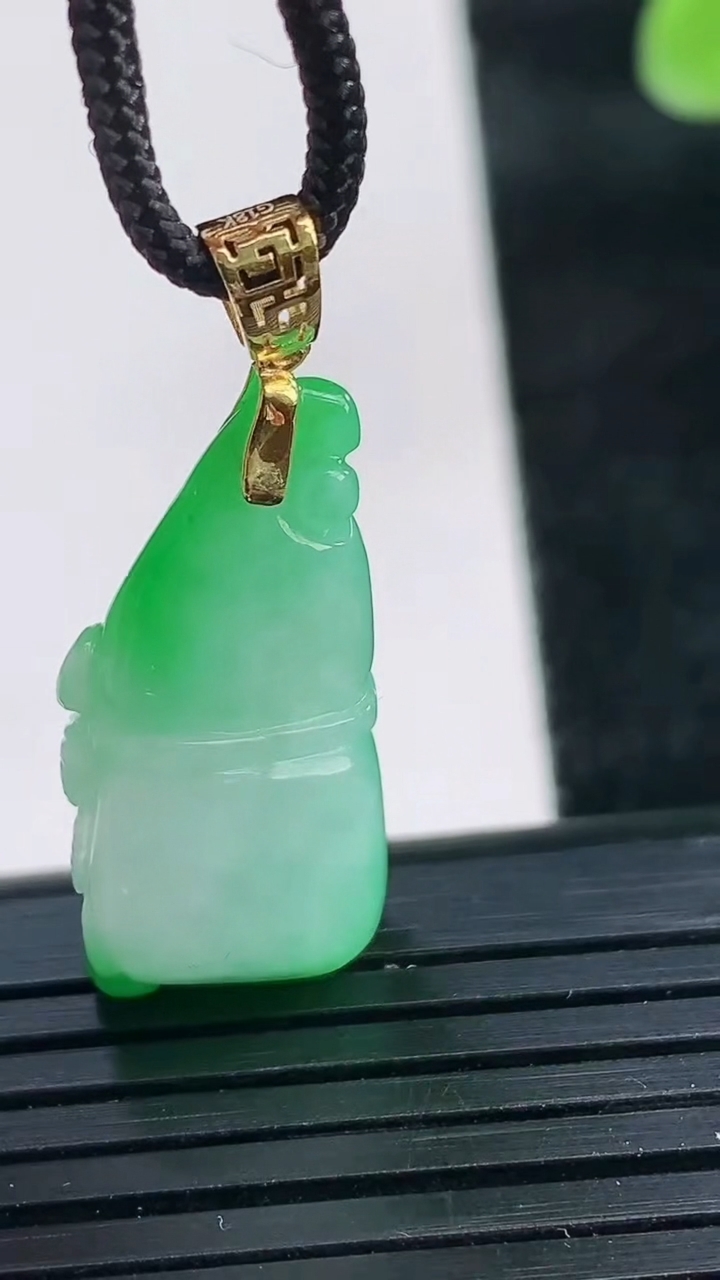 天然A货翡翠葫芦吊坠尺寸26.6-13.1-10.1重量:5.22g
3月25日