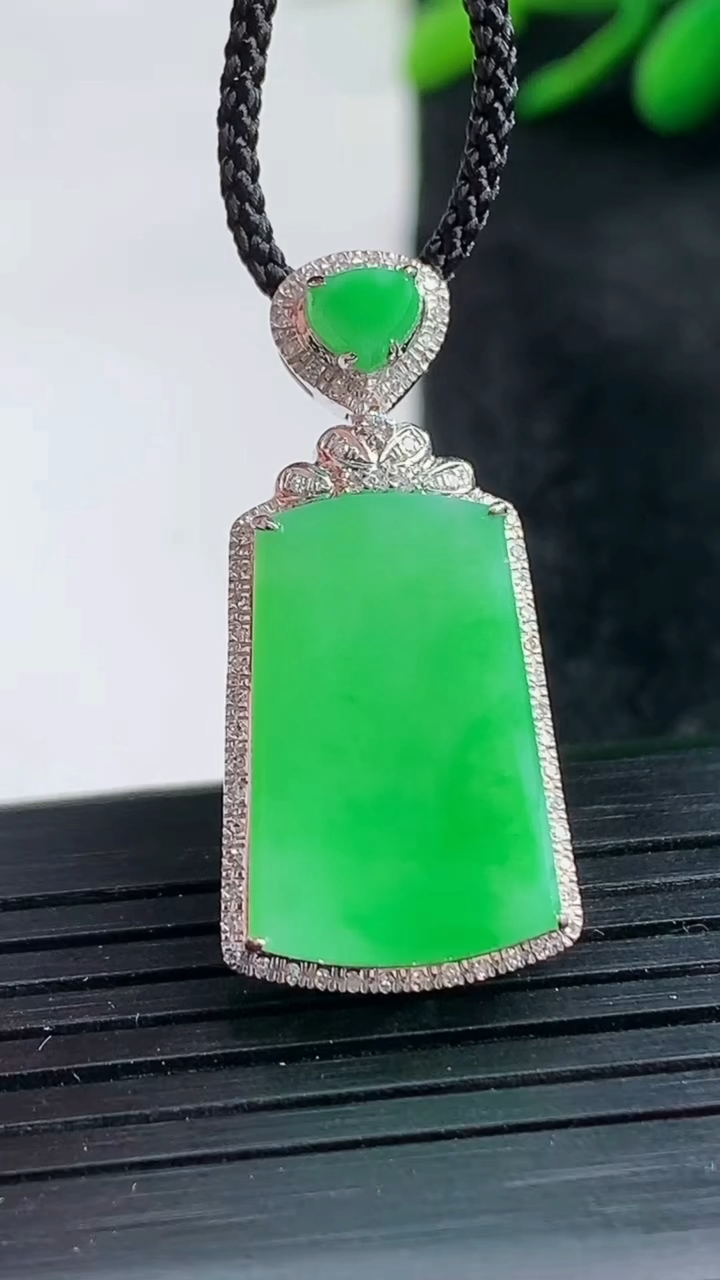 天然A货翡翠无事牌吊坠尺寸30.8-14.4-6.3裸石18.8-12.7重量:3.21g
3月25