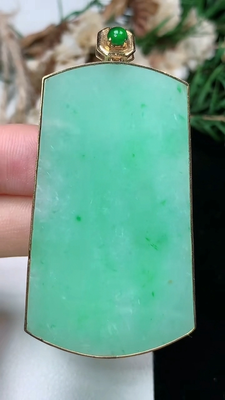 天然A货翡翠无事牌吊坠，尺寸54.2-32.2-3.8，重量:18.66g
3月25日