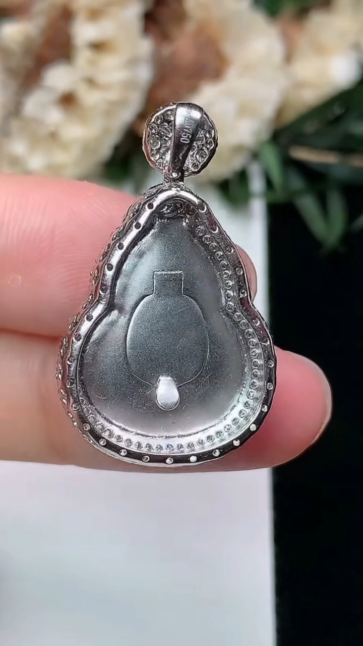 天然A货翡翠葫芦吊坠，尺寸29.4-17.8-8.2，裸石18.9-14.3，重量:4.42g
3月25日