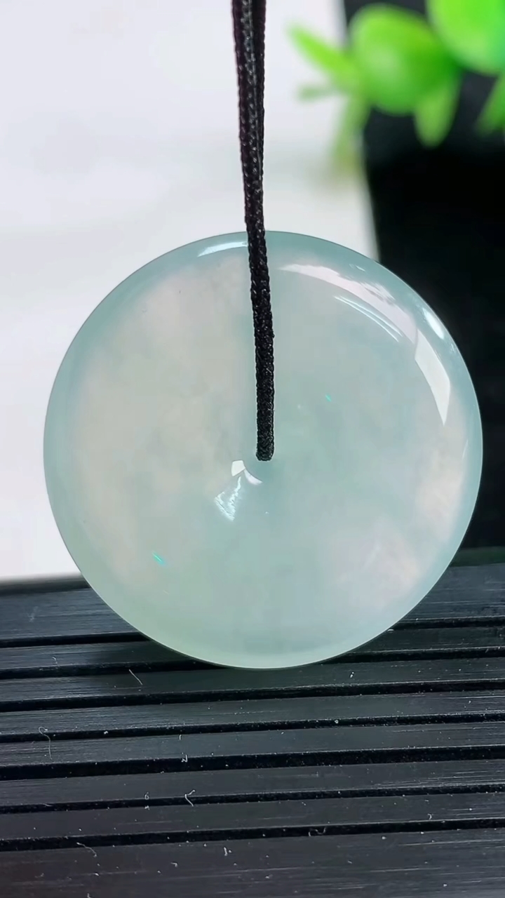 天然A货翡翠平安扣吊坠尺寸27.5-5.3重量:8.43g
3月25日