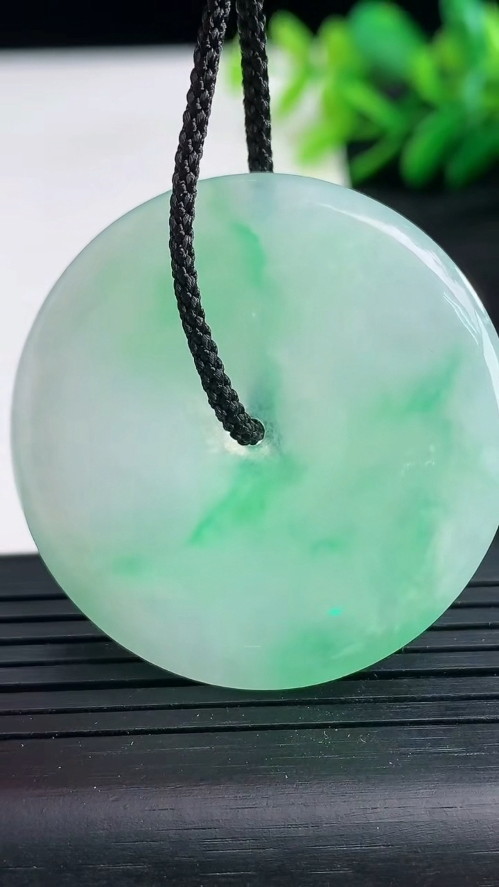 天然A货翡翠平安扣吊坠尺寸40-5.2重量:17.88g
3月25日