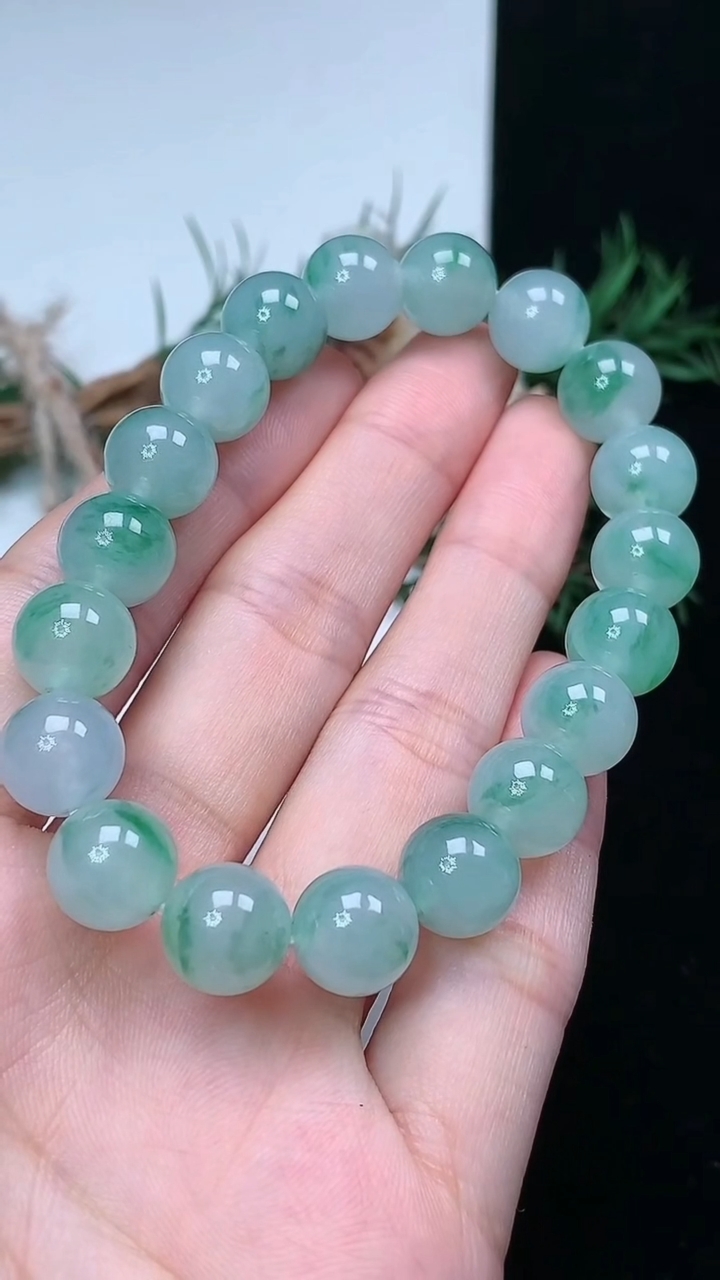 天然A货翡翠圆珠手串，尺寸10-19颗，重量:33.29g3月25日
工厂直销收藏佳品,种好水足，色泽均匀，有种有色，上手高大气！