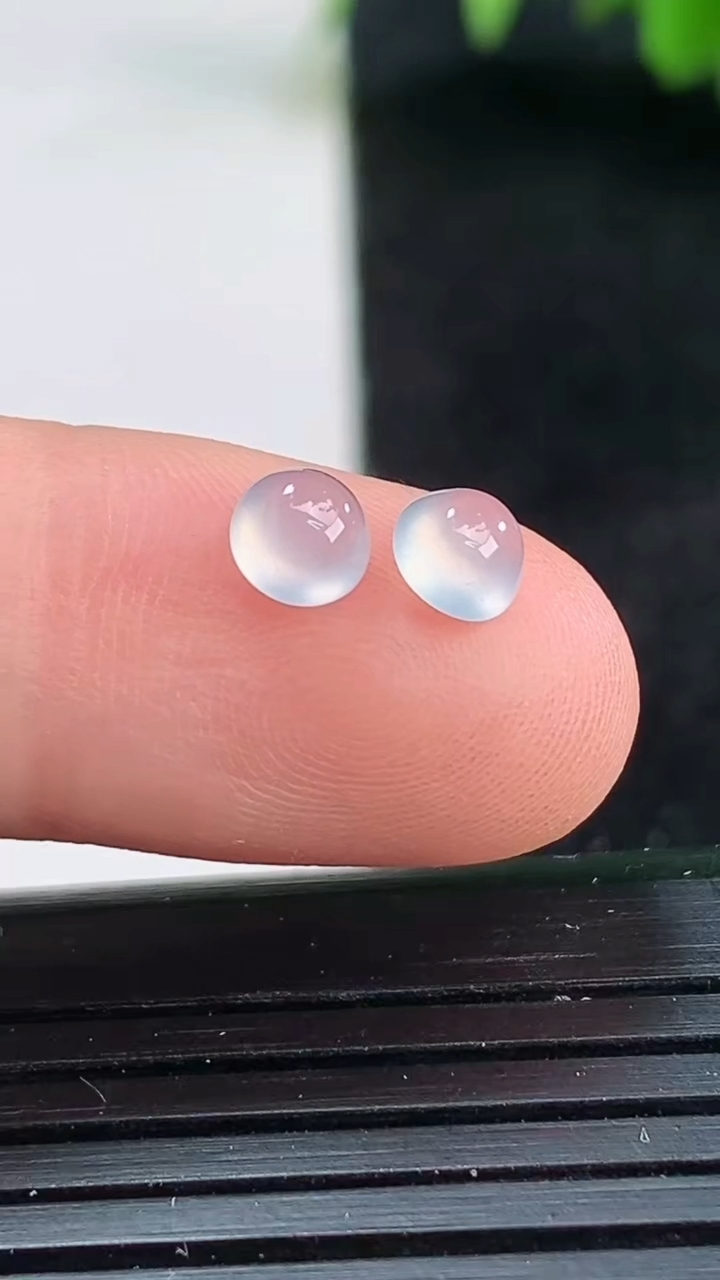 天然A货翡翠蛋面镶嵌件一对尺寸4.7-2.9重量:0.22g
3月25日