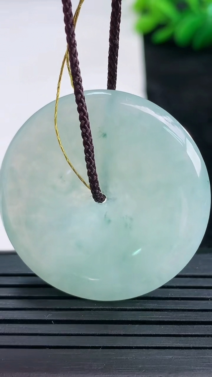 天然A货翡翠飘花平安扣吊坠尺寸37.5-5.3重量:16.81g
3月25日