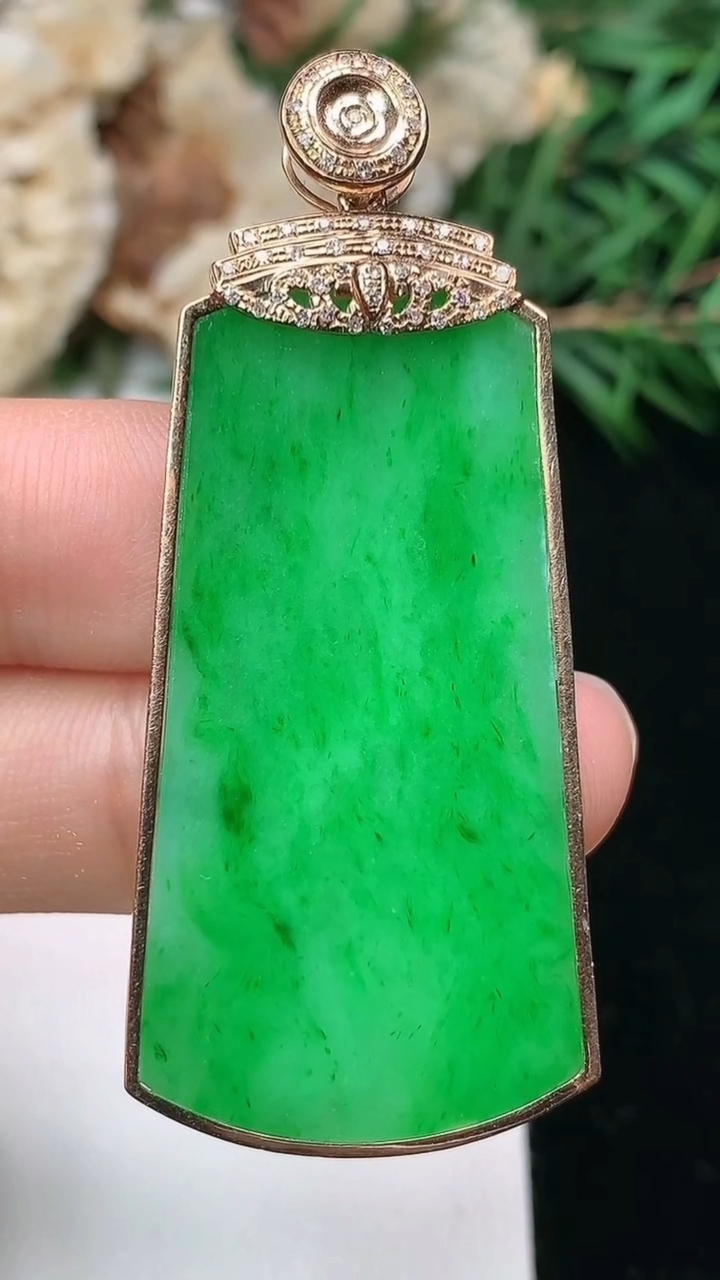 天然A货翡翠无事牌吊坠，尺寸38.5-22-3，重量:8.53g
3月25日