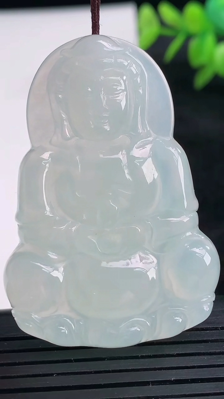 天然A货翡翠观音菩萨吊坠尺寸51.6-36.3-5.6重量:18.95g
3月25日