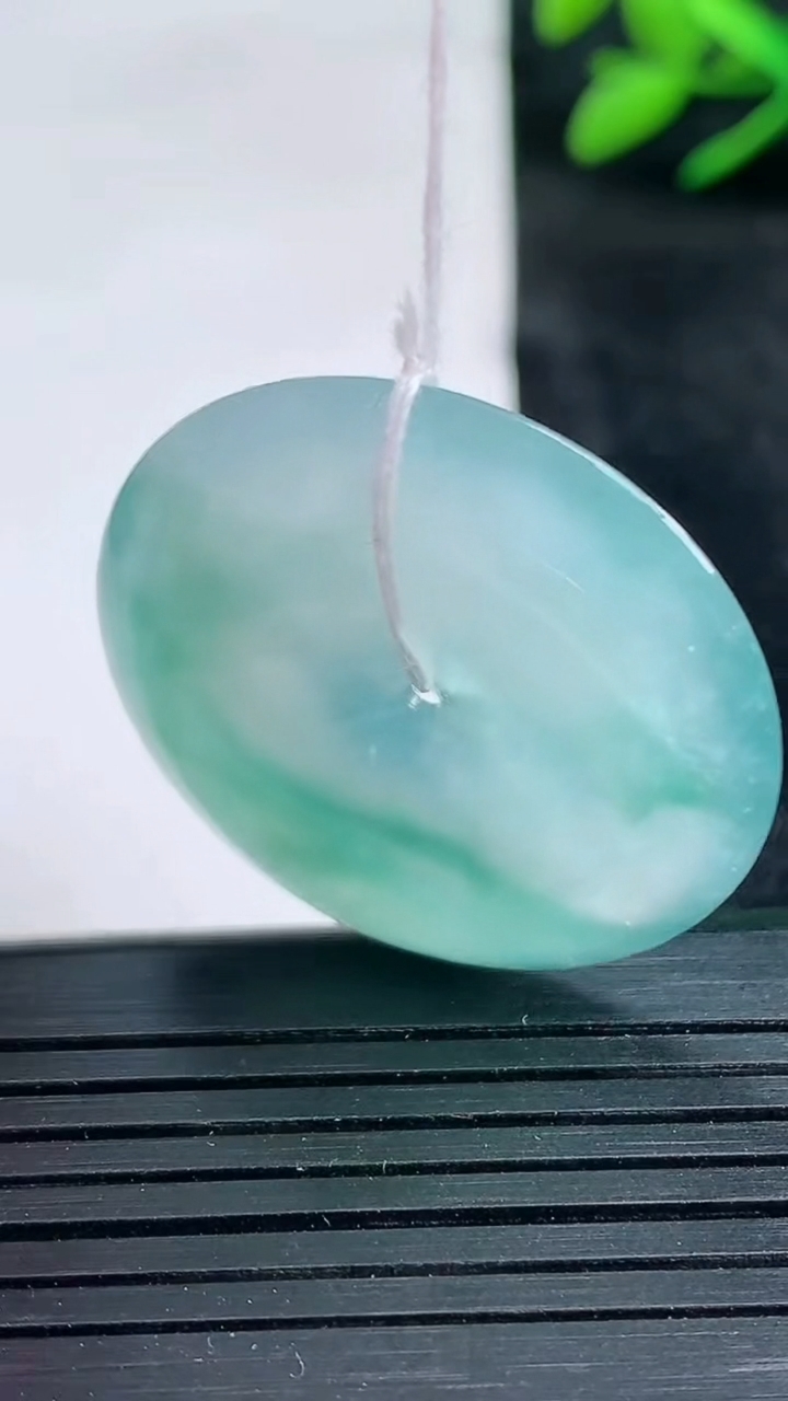 天然A货翡翠种飘花平安扣吊坠尺寸31.3-5.7重量:11.51g
3月25日