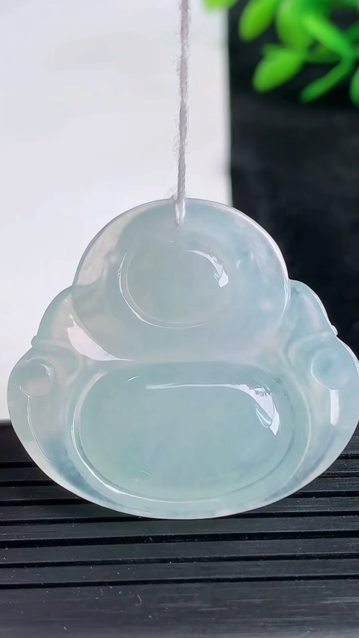 天然A货翡翠佛公吊坠尺寸33.4-36.3-5.7重量:10.46g
3月25日