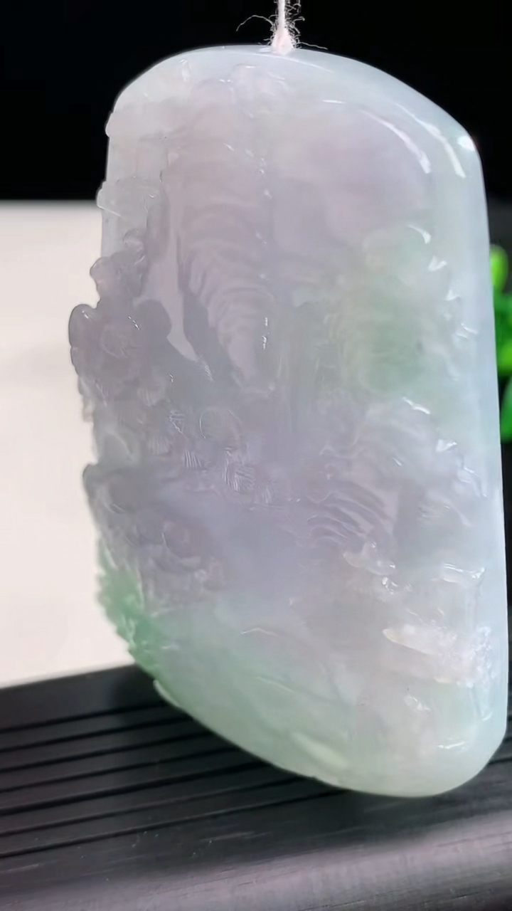 天然A货翡翠春带彩紫罗兰山水牌吊坠尺寸64.7-43.3-11.7重量:69.63g
3月25日