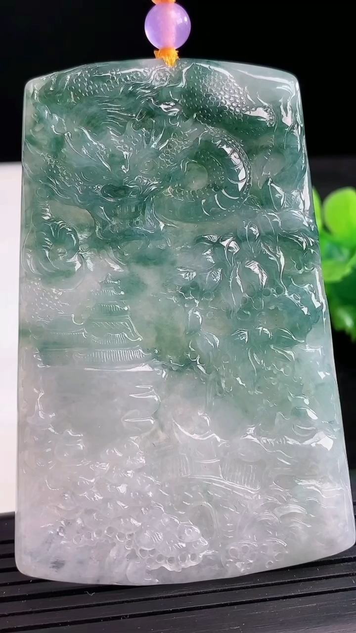 天然A货翡翠牌吊坠尺寸72.9-47.1-4.5重量:38.80g
3月25日