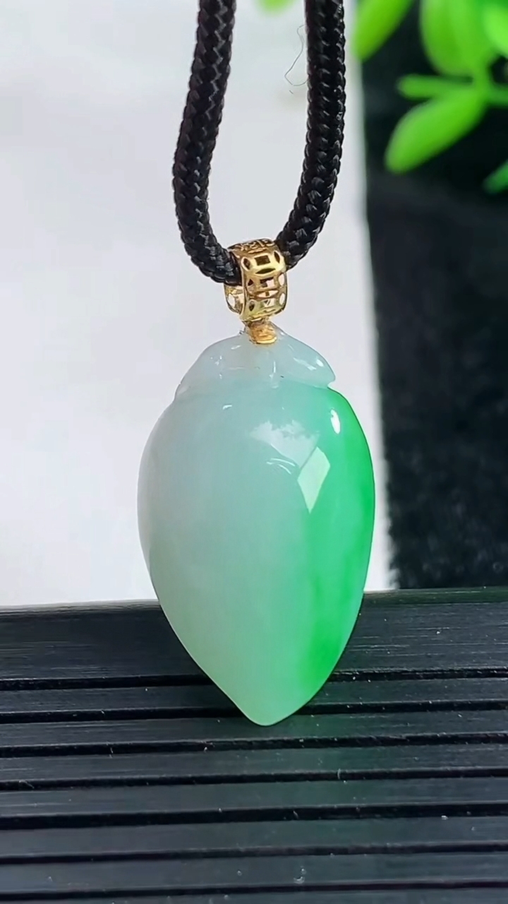 天然A货翡翠寿桃吊坠尺寸23.1-14-9重量:4.62g
3月25日