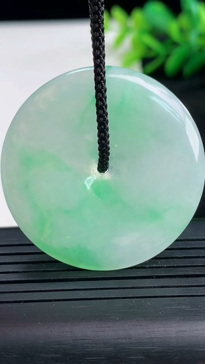 天然A货翡翠平安扣吊坠尺寸40-5.2重量:17.88g
3月25日