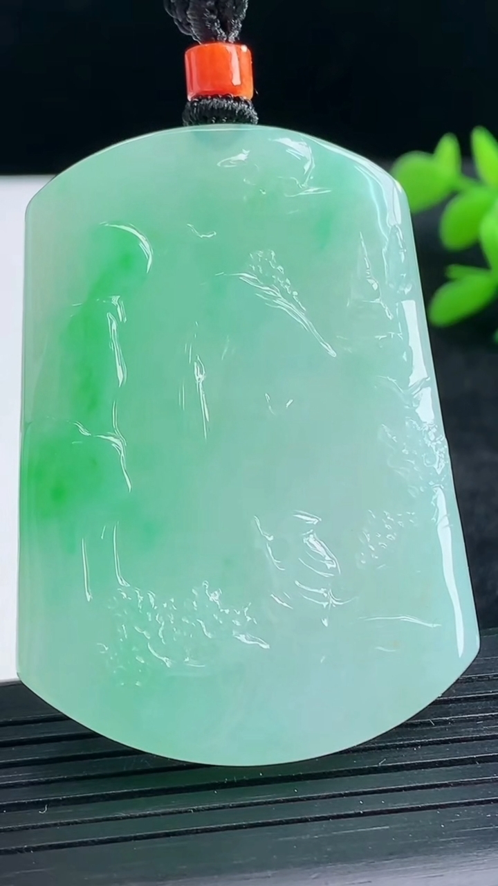 天然A货翡翠山水牌吊坠尺寸55-39.3-6.2重量:39.41g
3月25日