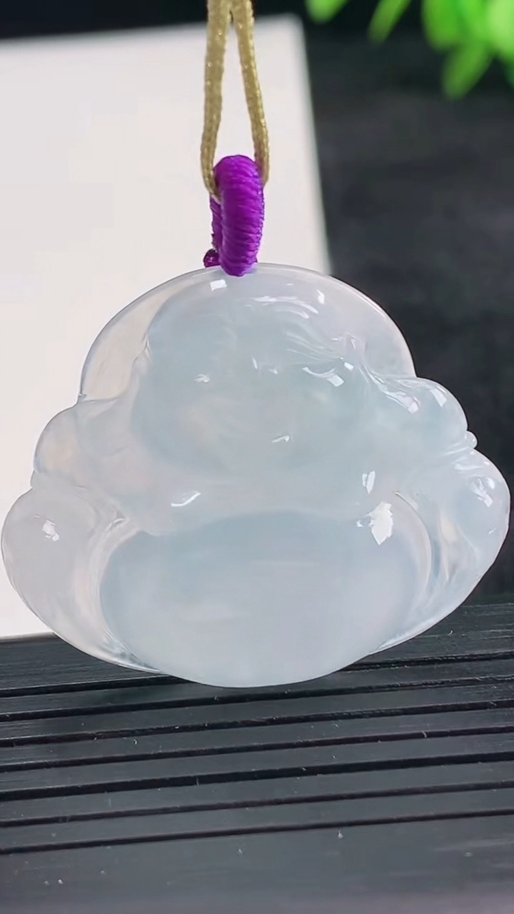 天然A货翡翠冰种紫罗兰佛公吊坠尺寸30.5-34.5-5.7重量:8.55g
3月25日