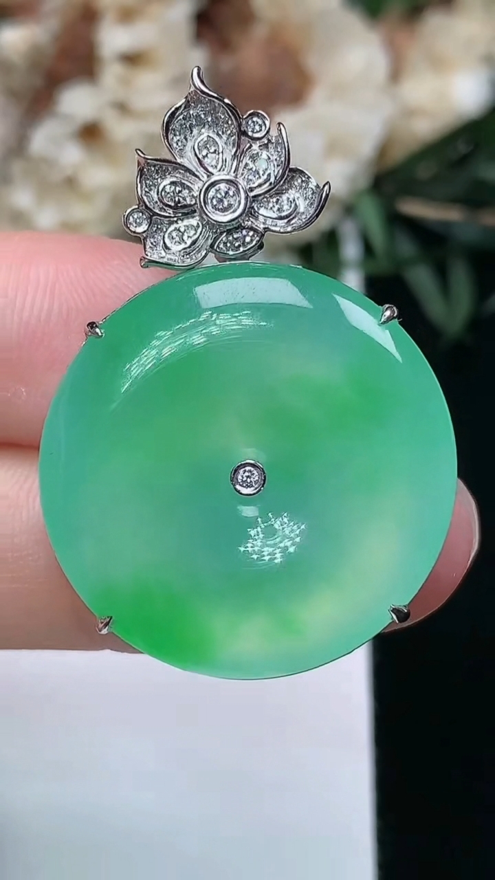 天然A货翡翠平安扣吊坠，尺寸24-7.5，重量:9.88g
3月25日