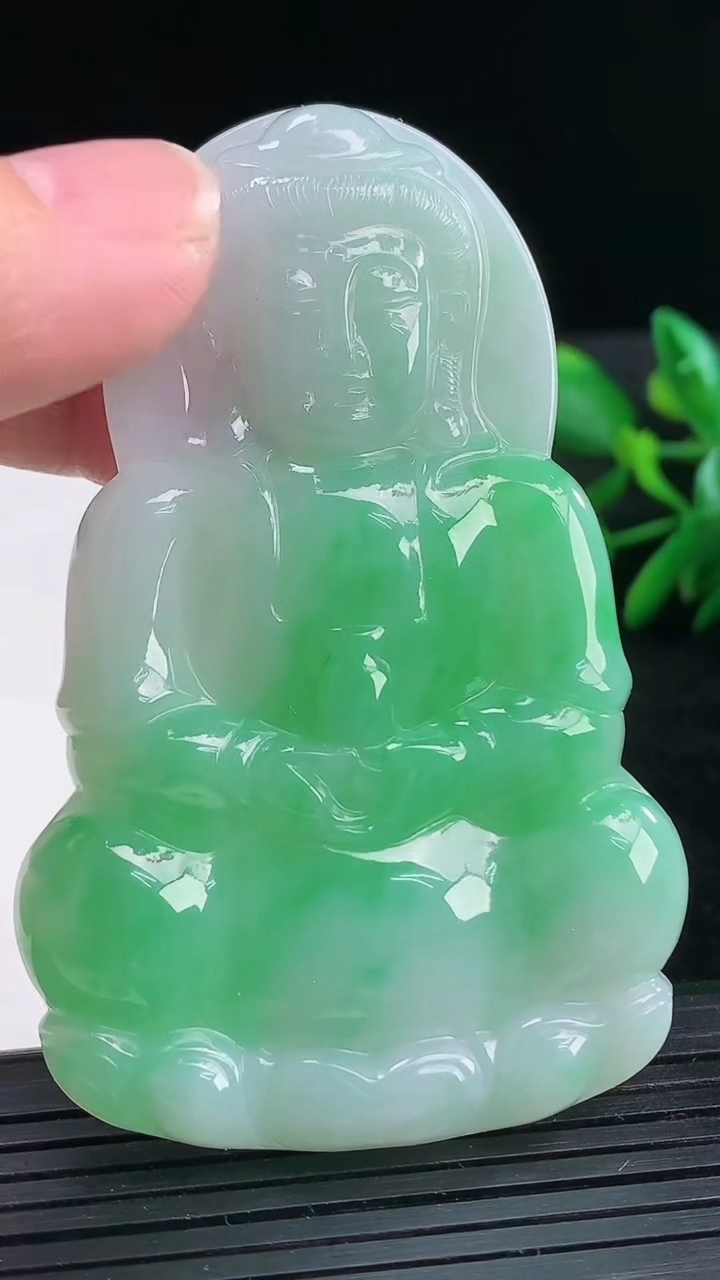 天然A货翡翠观音菩萨吊坠尺寸71.7-46.2-6.6重量:38.46g
3月25日