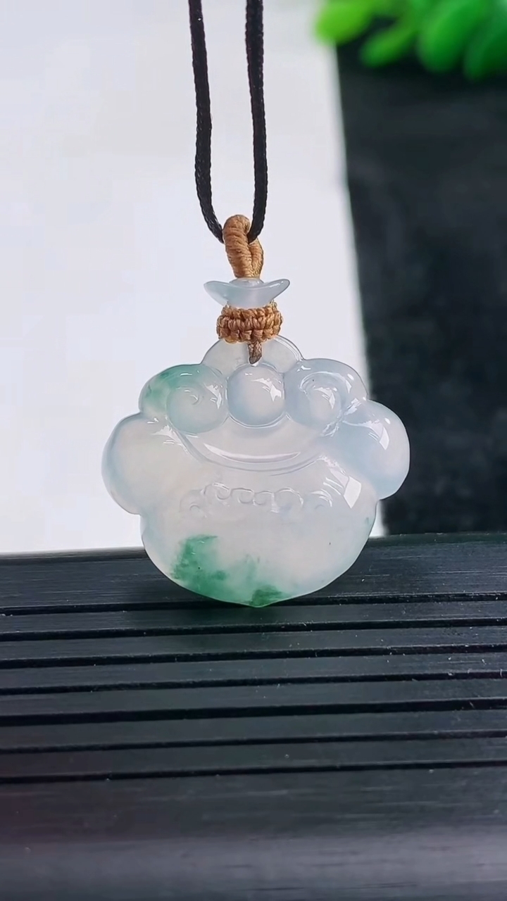 天然A货翡翠冰种飘花如意头吊坠尺寸20.1-23.4-5.6重量:5.28g
3月25日